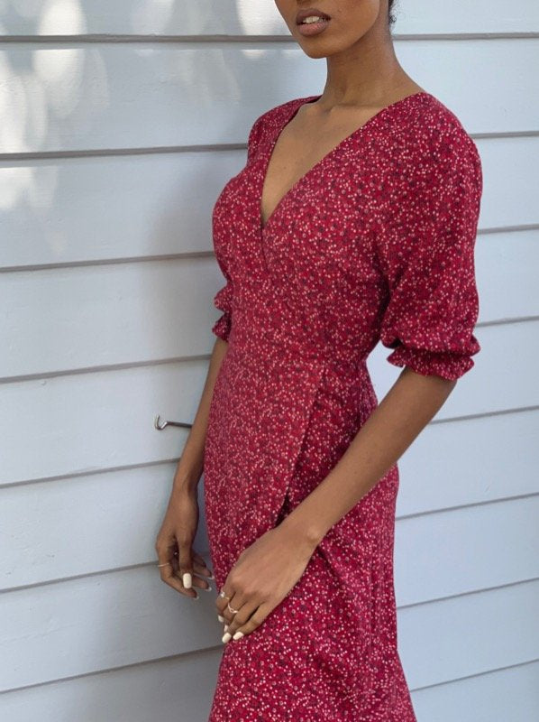 RED FLORAL WRAP DRESS »